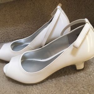 AMERICAN EAGLE WHITE HEELS 👡💫